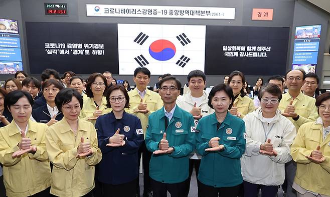 31일 충북 청주시 질병관리청 긴급상황센터에서 열린 코로나19 위기단계 하향 행사에서 지영미 질병관리청장과 임직원들이 기념 촬영을 하고 있다. 연합뉴스