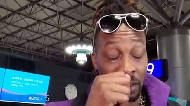 대만 타오위안공항에서 인터뷰 중 눈물 흘리는 드와이트 하워드. 유튜브 캡처