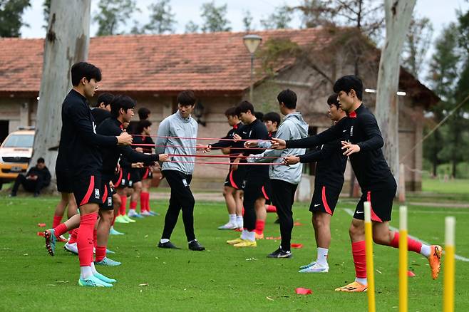 김은중 20세 이하(U-20) 축구 대표팀 감독(가운데)이 30일(현지시간) 아르헨티나 산티아고 델 에스테로의 트레이닝 센터에서 선수들의 회복 훈련을 지켜보고 있다. 대한축구협회 제공