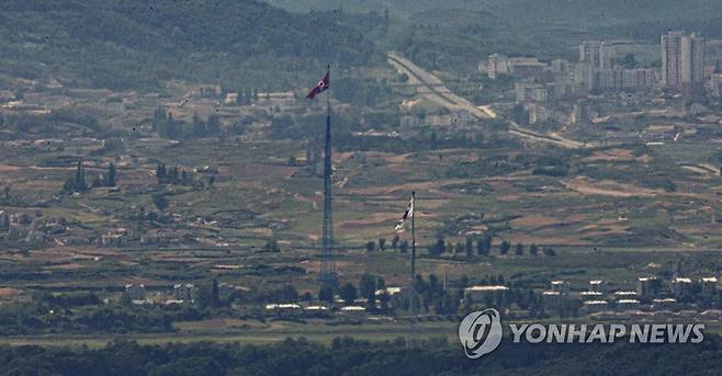 북한 인공위성 발사 통보 (파주=연합뉴스) 류영석 기자 = 북한 당국이 오는 31일 0시부터 내달 11일 0시 사이에 인공위성을 발사하겠다는 통보를 일본 정부에 전달한 가운데 29일 오후 경기도 파주시 접경지역에서 바라본 서부전선 비무장지대(DMZ)에서 남측 대성동 마을 태극기와 북측 기정동 마을 인공기가 펄럭이고 있다. 2023.5.29 ondol@yna.co.kr