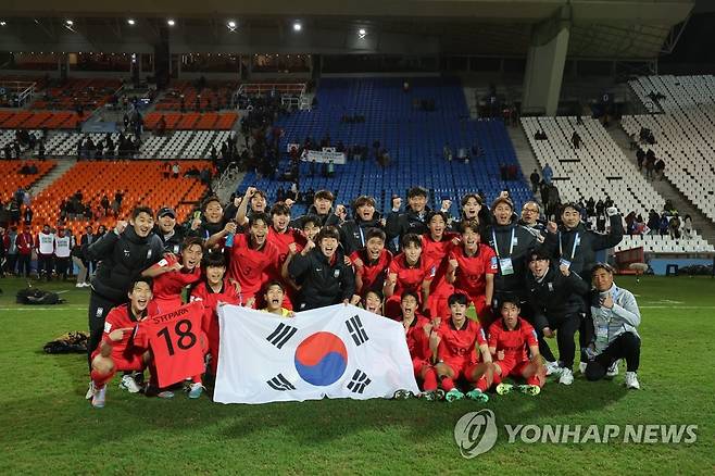 한국, 무사히 16강 안착 (멘도사=연합뉴스) 임화영 기자 = 28일(현지시간) 오후 아르헨티나 멘도사 스타디움에서 열린 2023 국제축구연맹(FIFA) 20세 이하(U-20) 월드컵 조별리그 F조 3차전 한국과 감비아의 경기를 0-0 무승부로 마치고 16강 확정이 된 대표팀 선수들이 함성을 지르며 기념촬영하고 있다. 2023.5.29 hwayoung7@yna.co.kr