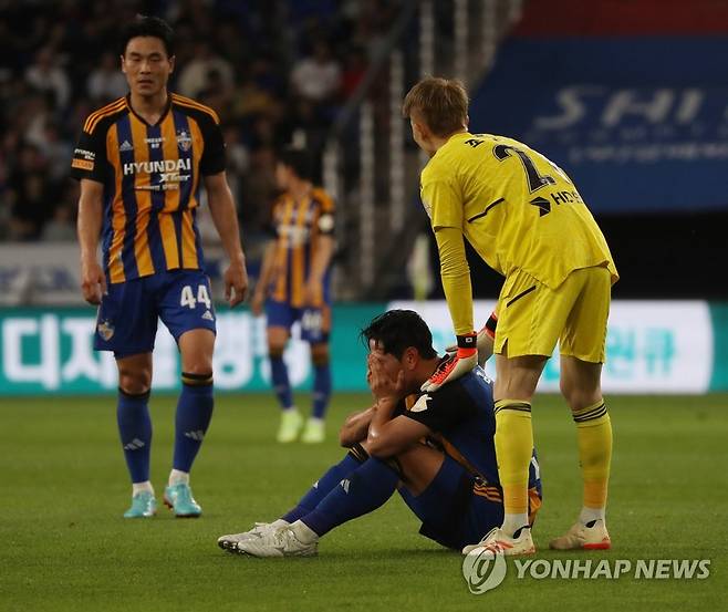 주저앉은 김영권 (울산=연합뉴스) 김용태 기자 = 지난 28일 울산 문수축구경기장에서 열린 프로축구 하나원큐 K리그1 울산 현대와 대전하나시티즌의 경기에서 울산 김영권이 부상으로 주저앉아 있다. 2023.5.28 yongtae@yna.co.kr