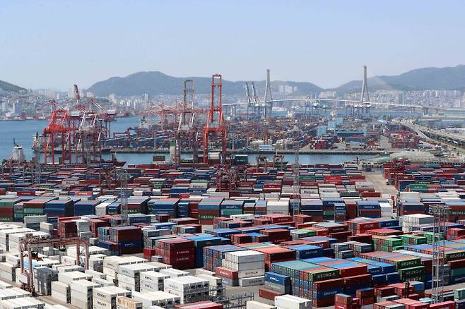 지난 1일 부산 남구 신선대(아래) 및 감만(위) 부두 야적장 모습(사진 = 뉴시스)