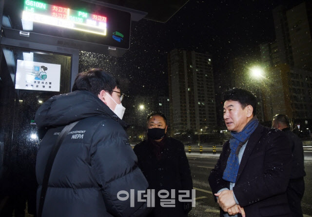 김동근 시장(오른쪽)이 지난 1월 고산지구 내 광역버스 정류장에서 출근중인 시민을 만나 불편사항을 듣고 있다.(사진=의정부시)