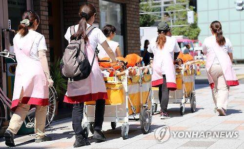 어린아이 데리고 나온 일본 보육사 (사진=연합뉴스)