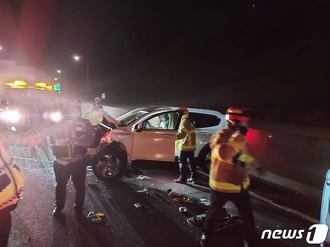 (장수=뉴스1) 이지선 기자 = 지난 5월31일 오후 8시56분께 전북 장수군 장계면 익산포항고속도로 장수나들목 인근에서 스포츠유틸리티차(SUV)가 앞서 가던 한국도로공사 안전순찰차를 들이받는 추돌사고가 발생했다.(전북소방본부 제공)2023.6.1/뉴스1