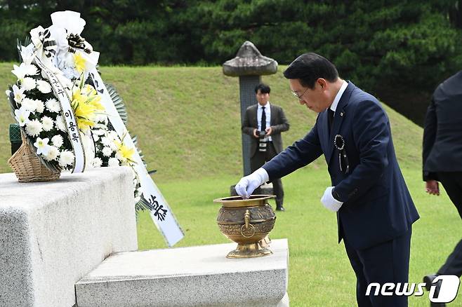 홍주의사총에서 1일 거행된 ‘병오홍주의병 장사공 순의 제117주년 제향’에서 이용록 홍성군수가 분향을 하고 있다.(홍성군 제공)/뉴스1