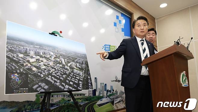 김영환 충북지사가 1일 도청 브리핑룸에서 'K-바이오 스퀘어' 조성 계획을 발표하고 있다. (충북도 제공)