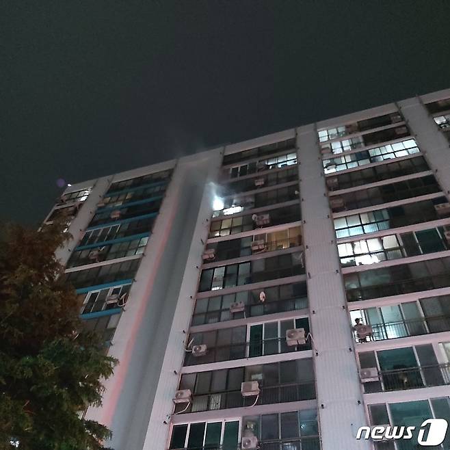 지난달 30일 오후 11시53분쯤 전남 목포시 상동 한 아파트 베란다에서 불이 나 연기가 피어오르고 있다. (목포소방 제공) 2023.6.1/뉴스1