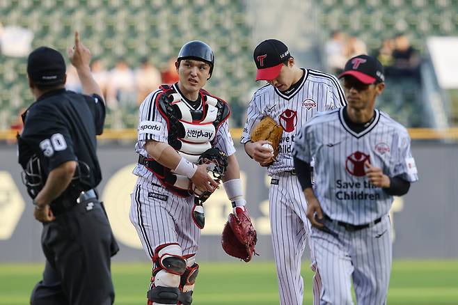 LG 임찬규와 박동원이 지난달 17일 잠실 KT전 1회 마운드에서 김경태 코치와 대화를 마치고 다시 경기에 돌입하고 있다. 서울 | 연합뉴스