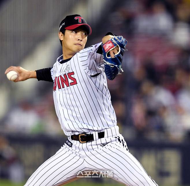 LG 투수 이정용이 27일 잠실야구장에서 열린 2023 KBO리그 SSG와 경기 8회 역투하고 있다.  2023. 4. 27. 잠실 | 최승섭기자 thunder@sportsseoul.com