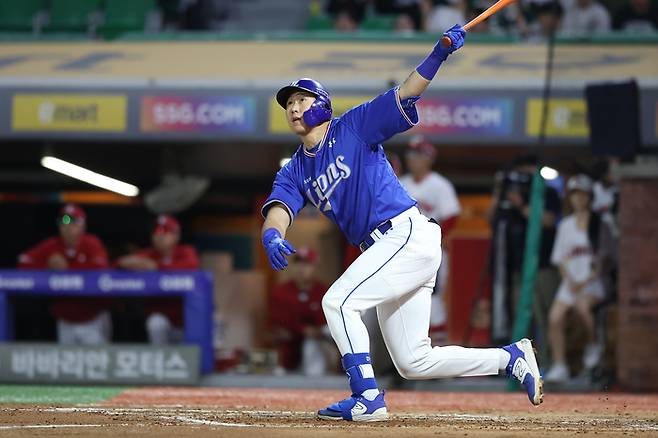 삼성 김동엽이 31일 인천SSG랜더스필드에서 열린 2023 KBO리그 SSG와 경기에서 7회초 좌월 솔로 홈런을 때린 후 타구를 바라보고 있다. 사진제공 | 삼성 라이온즈