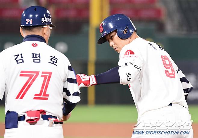 19일 부산 사직야구장에서 KBO리그 롯데와 KIA의 경기가 열렸다. 롯데 정훈이 8회 안타를 치고 출루했다. 부산=송정헌 기자songs@sportschosun.com/2023.04.19/