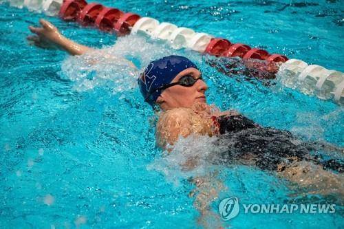 미국 애틀랜타에서 열린 여자 자유형 500야드 경기에서 우승을 차지한 트랜스젠더 수영선수 리아 토머스. [이미지출처=연합뉴스]