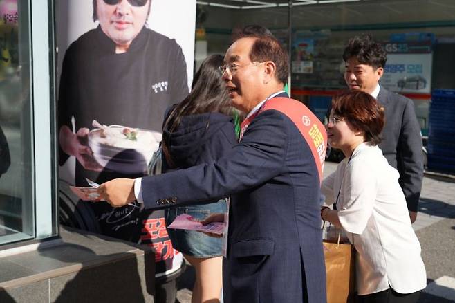 하윤수 교육감이 흡연·음주·마약류 예방 거리 캠페인을 진행 중이다.