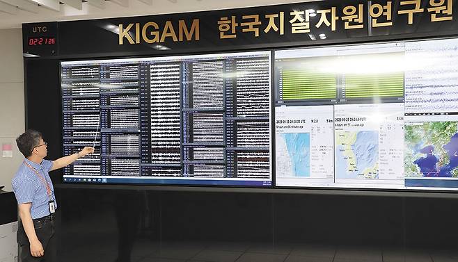 한국지질자원연구원 내 지진종합상황실에서 조창수 지진연구센터장이 전국 61개 지진 관측소에서 보내오는 계측 수치에 대해 설명하고 있다. 24시간 운영되는 지진종합상황실은 한반도 주변의 지진 발생 상황뿐 아니라 북핵 실험과 같은 인공 지진에 대해서도 실시간으로 관측하고 있다. 매년 1000여 건의 진동이 관측되며, 이 중 유의미한 지진은 70건 정도인 것으로 나타났다. /한국지질자원연구원