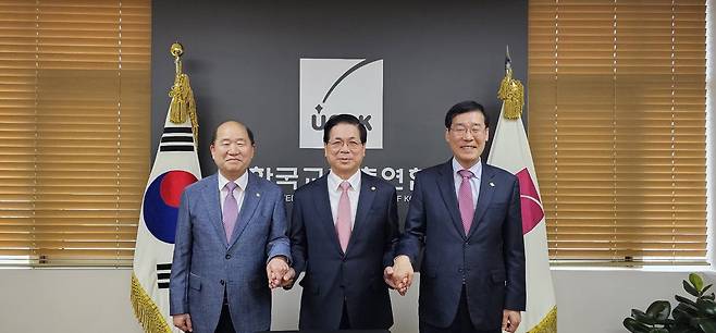 한교총 대표회장단. 오른쪽부터 권순웅 이영훈 송홍도 목사. /한교총 제공