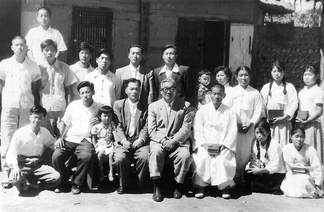 김상진 선생(앞줄 오른쪽 3번째 두루마기 차림 분)이 1956년 경북 예천 용문지역 출신 인사들과 함께 찍은 사진. /예천기독교연합회