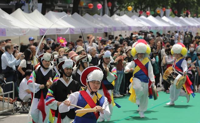 21일 서울 종로구 조계사 앞길 일대에서 열린 '불기 2567년 연등회 공연마당'에서 길놀이패가 사물놀이공연을 하고 있다. /뉴시스