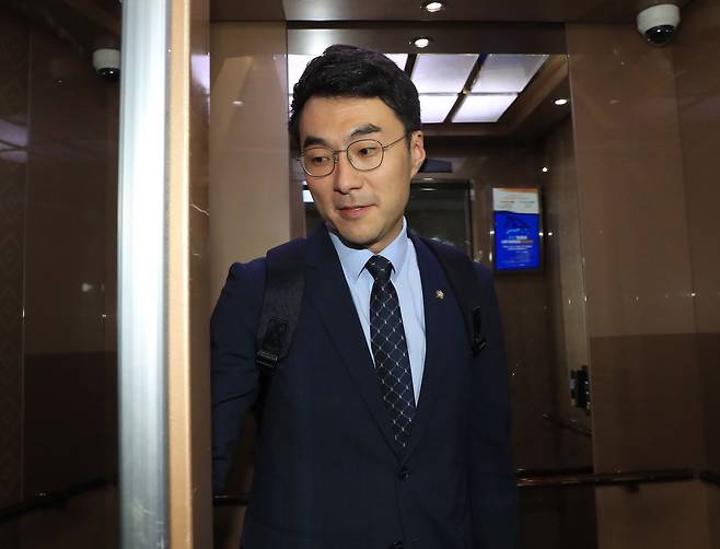 가상자산 거래 논란을 빚고 있는 김남국 무소속 의원이 5월 31일 국회의원회관 사무실에서 나오고 있다. /공동취재