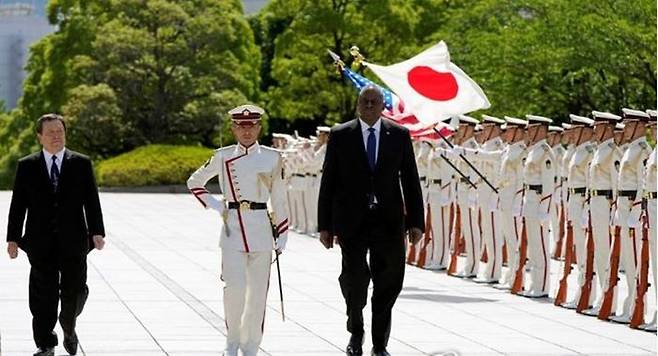 로이드 오스틴(오른쪽) 미국 국방장관과 하마다 야스카즈 일본 방위상이 1일 도쿄 방위성에서 의장대를 사열하고 있다. ⓒ 로이터/연합뉴스