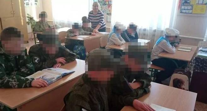 러시아군이 점령한 우크라이나 루한스크주의 한 특수학교 교실. BBC는 우크라이나 아이들이 이곳에 강제로 끌려와 러시아군 표시인 ‘Z’가 그려진 옷을 입고 러시아식 교육을 받아야 했다고 전했다. 사진 출처 BBC