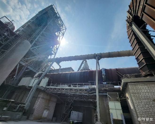 독익 베쿰에 있는 피닉스 시멘트 공장 전경. 시멘트의 원료인 석화석은 철제 탑 형태의 예열기(위쪽)에서 데어진 후 회전형 소성로인
 킬른(사진 중앙에 있는 붉은 원통)에서 구워져 반제품인 ‘클링커’로 만들어진다. 이 과정에서 폐플라스틱 등 순환자원은 킬른의 
온도인 1450도를 유지하는 대체 연료로 활용된다. 베쿰=이축복 기자 bless@donga.com