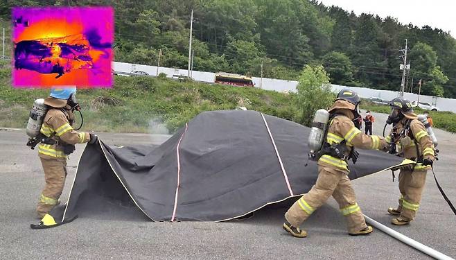 질식 소화포로 전기차 화재를 진압하는 훈련 중인 소방당국. 출처=창원소방본부