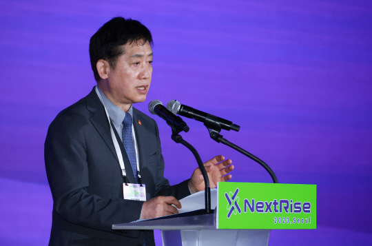 김주현 금융위원장이 1일 오전 서울 강남구 코엑스에서 KDB산업은행과 한국무역협회가 주관하고 벤처·스타트업 관련 5개 기관이 공동으로 개최하는 'NextRise 2023, Seoul' 박람회 개회식에 참석해 축사를 하고 있다. 금융위 제공