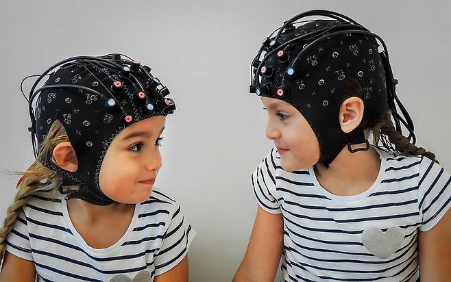 ‘기능성 근적외선분광기’(fNIRS)의 모자형 뇌 혈류량 측정 장치. nirx.net