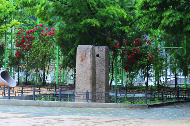 장의사 당간지주. 장의사 자리임을 일러주는 당간지주. 세검정초등학교 운동장 한쪽에 서있다. ⓒ고운기