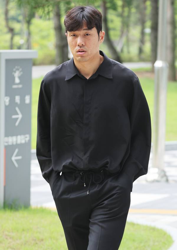 <yonhap photo-4039="">병무청의 해외 체류 허가 기간 내에 귀국하지 않은 혐의(병역법 위반)로 기소된 축구 국가대표 출신 공격수 석현준이 1일 오후 경기도 수원시 영통구 수원지방법원에서 열린 1심 선고공판에 출석하고 있다. 연합뉴스</yonhap>