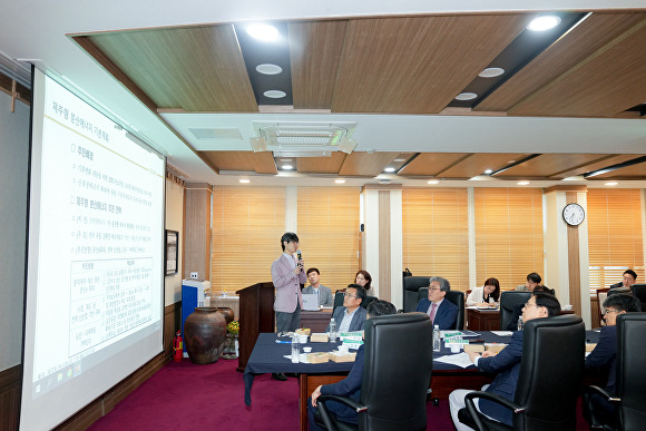 진영규 제주대학교 교수가 제주도청에서 열린 조찬 스터디에서 강연하고 있다. [사진=제주특별자치도]