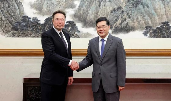 지난달 30일 중국 베이징에서 일론 머스크 테슬라 최고경영자(왼쪽)와 만난 친강 중국 국무위원 겸 외교부장. [AFP=연합뉴스]