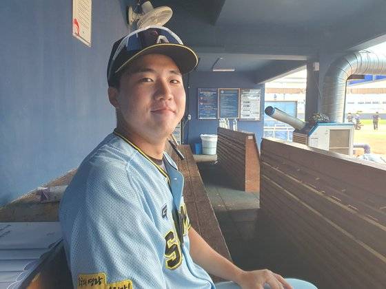 상무 포수 손성빈이 31일 마산구장에서 진행한 인터뷰 도중 미소를 짓고 있다. 6월 12일 제대하는 손성빈은 원소속팀 롯데로 복귀한다. 창원=고봉준 기자