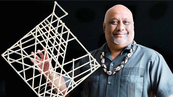 지난달 23일 만난 트레거 알본 이쇼다(45) 주한마셜제도 대사가 '스틱 차트'를 들고 있는 모습. 스틱 차트는 마셜 원주민이 나무와 조개 껍데기 등을 이용해 섬과 해류, 파도 등을 표현한 고유의 지도다. 김성룡 기자