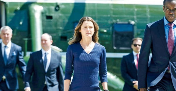 넷플릭스 오리지널 시리즈 ‘외교관’에서 주인공 케이트(케리 러셀 분)가 영국 항공모함 피격 전사자 장례식을 찾아가는 장면.  /넷플릭스 제공
