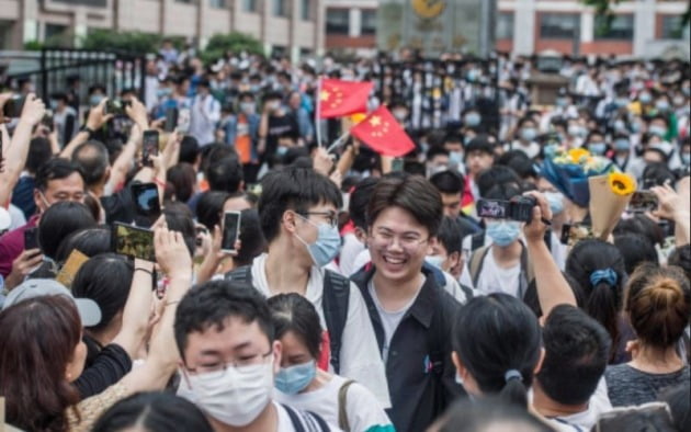 중국 중부 후베이성 우한시에서 대학 입시시험(가오카오)을 마친 학생들의 모습. /사진=연합뉴스