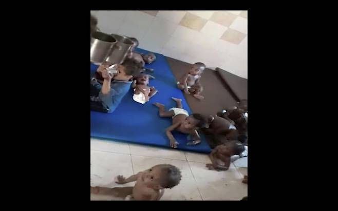 정부군과 신속지원군(RSF) 간 무력 충돌이 이어지고 있는 수단 하르툼의 한 보육원에서 영유아 60명 이상이 열악한 환경으로 인해 숨졌다. AP연합뉴스