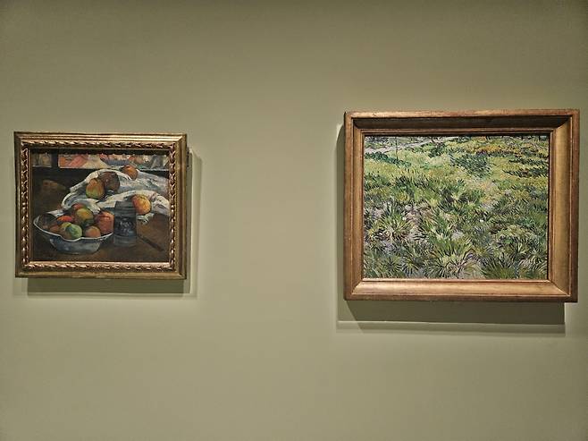 “Bowl of Fruit and Tankard before a Window” by Paul Gauguin (left) and “Long Grass with Butterflies” by Vincent Van Gogh are on display at the National Museum of Korea as part of the exhibition "Eyes on Us: Masterpieces from the National Gallery, London." (Park Yuna/The Korea Herald)