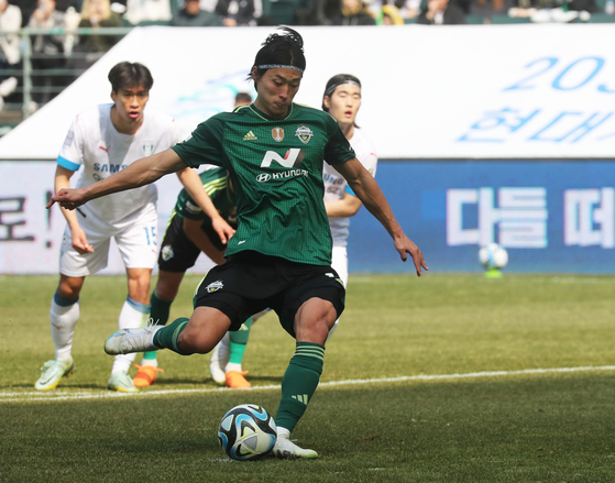 Jeonbuk Hyundai Motors' Cho Gue-sung takes a penalty during a K Leauge game against the Suwon Samsung Bluewings at Jeonju World Cup Stadium in Jeonju, North Jeolla on March 5. [YONHAP]