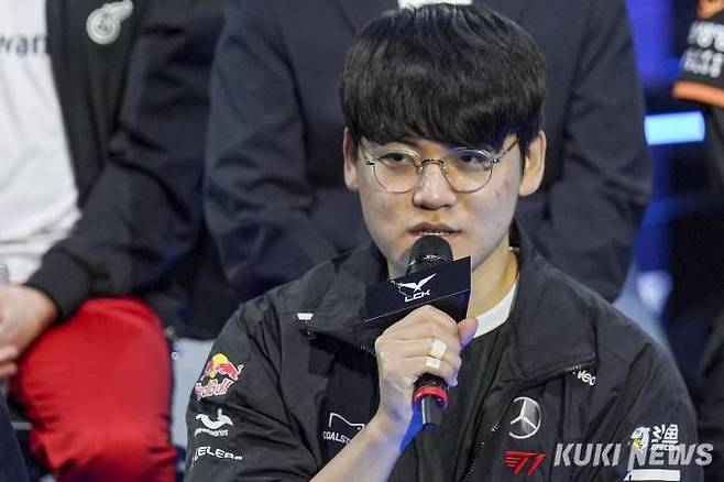 '구마유시' 이민형 T1 선수가 1일 오후 서울 종로구 그랑서울 롤파크에서 열린 '2023 LCK 서머 개막 미디어데이'에 참석해 취재진 질문에 답하고 있다.