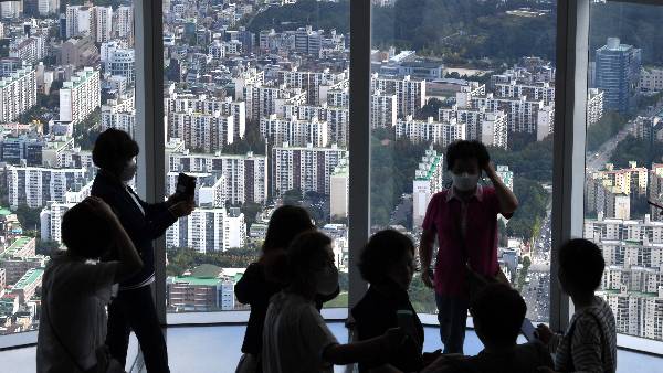 서울 송파구 롯데월드타워 전망대 서울스카이에서 바라본 서울 시내 아파트 단지 모습. 권현구 기자