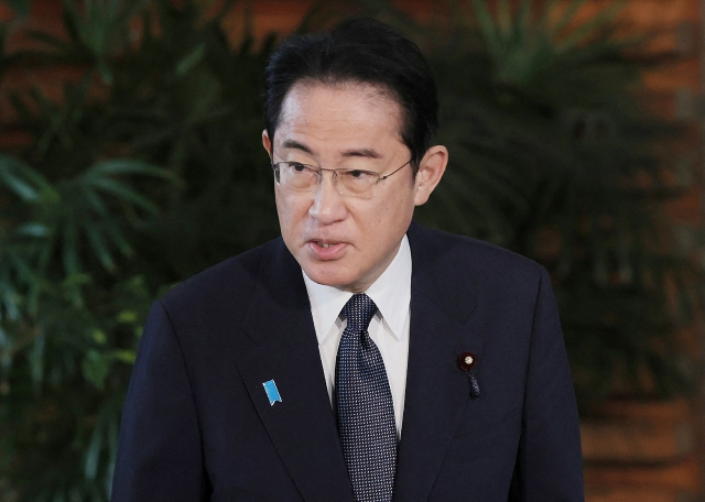 기시다 후미오 일본 총리가 지난 31일 도쿄 집무실에서 취재진과 만나 인터뷰를 하고 있다.  AFP연합뉴스