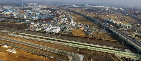 = 8일 경기도 평택시 지제역 인근 수서고속철도(SRT,아래쪽) 선로가 곧게 뻗어 있다. 정식운행은 9일부터 시작되고 첫날에는 경부선 80편, 호남선 40편 등 왕복 기준 총 120편이 운행될 예정이다. 2016.12.8/뉴스1