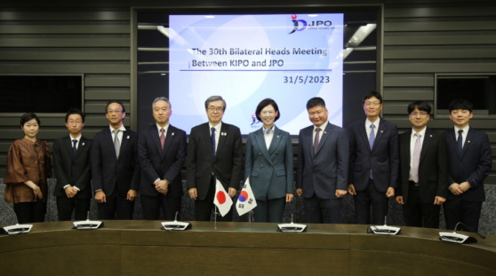 한국과 일본간 특허청장 회의가 2017년 이후 6년 만에 열렸다. 이인실 특허청장(오른쪽부터 다섯 번째)과 하마노 코이치 일본 특허청장 등이 기념 촬영하고 있다./사진제공=특허청