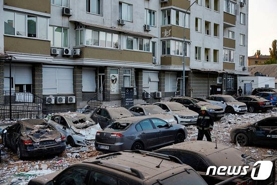 지난 30일(현지시간) 우크라이나 키이우에서 러시아 군의 대규모 드론과 미사일 공격으로 차량들이 파손됐다./사진=로이터=뉴스1