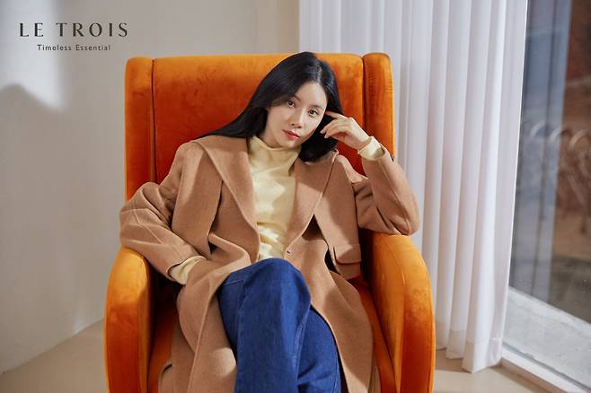 KT알파 쇼핑이 지난해 첫 패션 자체브랜드(PB) ‘르투아(LE TROIS)’를 론칭했다. 르투아의 모델인 배우 이보영 씨가 르투아의 의상을 입고 화보를 찍고 있다. [KT알파 쇼핑 제공]