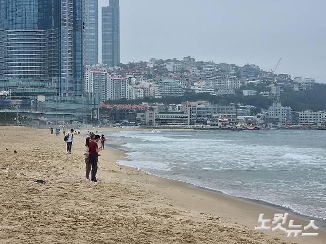 1일 부산 해운대해수욕장을 방문한 시민들이 바다를 배경으로 사진을 찍고 있다. 김혜민 기자