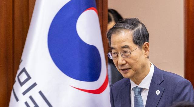 ▲한덕수 국무총리가 31일 오후 서울 종로구 정부서울청사에서 열린 국정 현안 관련 장관회의에 입장하고 있다. ⓒ연합뉴스